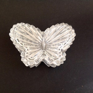 Vintage Glass Butterfly Dish and Lid - Jewelry Box - Butterfly Trinket Dish, Crystal Butterfly, Vanity Decor, Ring Dish, Drawer Organizer