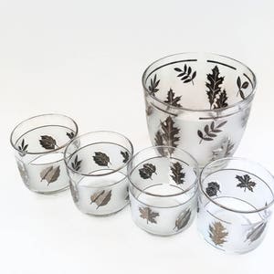 Puede incluir: Juego de seis vasos de beber de vidrio transparente con dise&ntilde;os de hojas de plata. Los vasos presentan una variedad de patrones de hojas, incluyendo hojas de roble, hojas de arce y hojas de sauce. Los vasos son perfectos para servir c&oacute;cteles, jugo o agua.
