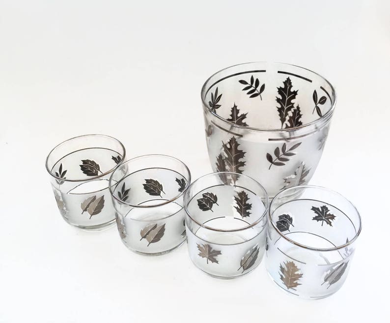 Puede incluir: Juego de seis vasos de beber de vidrio transparente con dise&ntilde;os de hojas de plata. Los vasos presentan una variedad de patrones de hojas, incluyendo hojas de roble, hojas de arce y hojas de sauce. Los vasos son perfectos para servir c&oacute;cteles, jugo o agua.