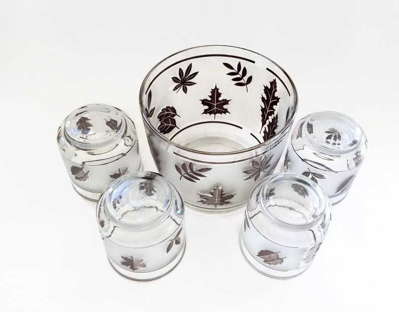 Puede incluir: Un juego de cuatro cubos de hielo de vidrio esmerilado con un dise&ntilde;o de hojas plateadas. El juego incluye un cubo de hielo grande y tres vasos m&aacute;s peque&ntilde;os.
