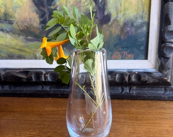 Jarrón de cristal vintage de Orrefors, diseño escandinavo, grabado y firmado por Orrefors.