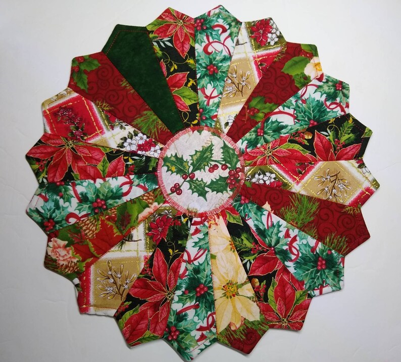 Christmas Dresden Plate Table Topper / Christmas Table Runner Etsy