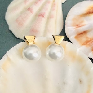 Modern Pearl Stud Earrings – Faux Pearl with Matte Gold Triangle Top, Minimalist Geometric Design for Everyday Elegance