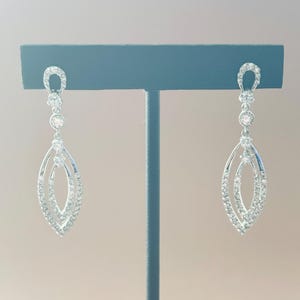 Elegantes pendientes colgantes de plata con forma de marquesa doble y brillantes cristales de circonita cúbica. Joyas de novia, accesorio de noche o boda.