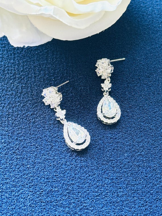Kristall Ohrringe 'Teardrop' – Lang, Klar, Aus österreichischem Kristall, Silberfarben