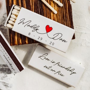Liebe ist Freundschaftsset auf Feuer Matchboxen / Hochzeit Handgeschriebene Streichholzschachteln / Handgeschriebenes Herz und Namen Design Matchboxen / Hochzeitsliebe