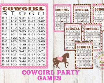 Può includere: Un set di carte da bingo da cowgirl stampabili con sfondi rosa e marroni. Le carte presentano numeri e lettere, e lo spazio libero è un ferro di cavallo. Le carte sono progettate per una festa a tema cowgirl.