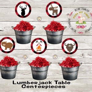 Puede incluir: Seis centros de mesa imprimibles con temática de leñador para una fiesta. Cada centro de mesa presenta un círculo de cuadros rojos y negros con una imagen diferente en el centro. Las imágenes incluyen un oso, un alce, un ciervo, un par de hachas y una fogata, una barba y un cerdo. El texto "INSTANT DOWNLOAD" y "POLKA DOT PIGGIE" es visible en la imagen.