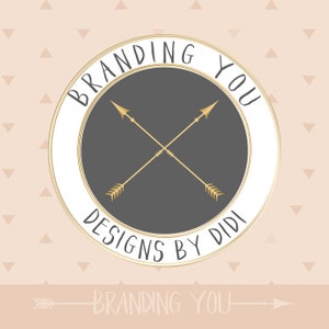 K&ouml;nnte beinhalten: Branding You Designs by Didi Logo mit einem wei&szlig;en Kreis und goldener Umrandung. Der Kreis enth&auml;lt zwei goldene Pfeile, die in der Mitte auf einem grauen Hintergrund gekreuzt sind. Der Text "Branding You" ist in einer handschriftlichen Schriftart um den oberen Teil des Kreises geschrieben und "Designs by Didi" ist in einer handschriftlichen Schriftart um den unteren Teil des Kreises geschrieben.