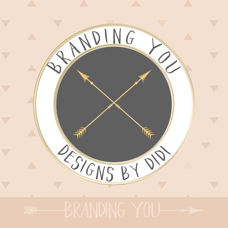 K&ouml;nnte beinhalten: Branding You Designs by Didi Logo mit einem wei&szlig;en Kreis und goldener Umrandung. Der Kreis enth&auml;lt zwei goldene Pfeile, die in der Mitte auf einem grauen Hintergrund gekreuzt sind. Der Text "Branding You" ist in einer handschriftlichen Schriftart um den oberen Teil des Kreises geschrieben und "Designs by Didi" ist in einer handschriftlichen Schriftart um den unteren Teil des Kreises geschrieben.
