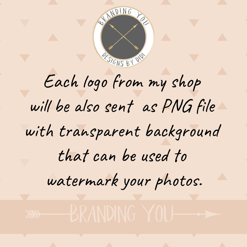K&ouml;nnte beinhalten: Ein Logo f&uuml;r ein Grafikdesign-Gesch&auml;ft mit dem Text "Branding You" und "Designs by Didi" in einem Kreis mit gekreuzten Pfeilen. Der Text "Jedes Logo aus meinem Shop wird auch als PNG-Datei mit transparentem Hintergrund gesendet, das zum Wasserzeichen Ihrer Fotos verwendet werden kann." befindet sich unter dem Logo.