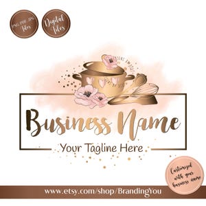 Könnte beinhalten: Ein Logo-Design mit einem goldenen Kochtopf mit Herzen, Blumen und Küchenutensilien. Die Wörter "Business Name" und "Your Tagline Here" sind in eleganter Schrift dargestellt. Das Design enthält den Text "PNG, PDF, JPG Files" und "Digital Files".
