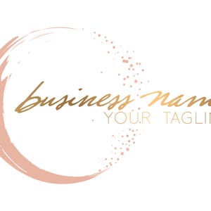 K&ouml;nnte beinhalten: Eine Logo-Designvorlage mit einem rosafarbenen Pinselstrichkreis und goldenem Text, der "business name" und "your tagline" lautet.