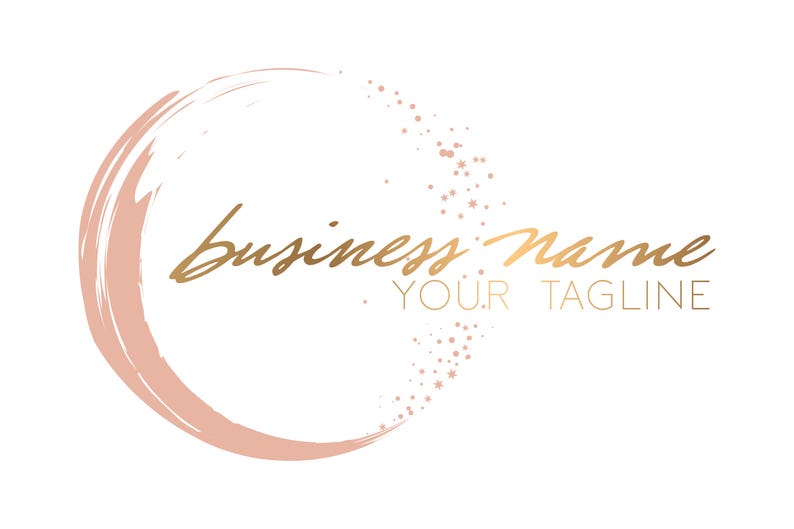 K&ouml;nnte beinhalten: Eine Logo-Designvorlage mit einem rosafarbenen Pinselstrichkreis und goldenem Text, der "business name" und "your tagline" lautet.