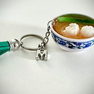 Mini chaveiro de tigela de ramen com pingente inicial de letra personalizada, chaveiro de almôndegas de resina, sopa de macarrão Pho, comida em miniatura
