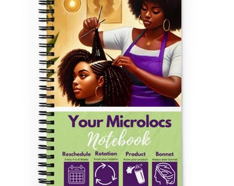 Può includere: Un quaderno verde e viola con il testo "Your Microlocs Notebook" sulla copertina. La copertina presenta anche un'illustrazione di una donna che intreccia i capelli di un'altra donna. Il quaderno ha una rilegatura a spirale e include consigli per la riprogrammazione, la rotazione, il prodotto e l'uso del cappello. Il testo "www.reetasorganics.com" è in fondo alla copertina.