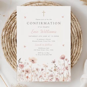 Pode incluir: Convite de Confirmação com design floral. O convite diz "CONFIRMATION of our daughter Evie Williams" com detalhes do evento. O design inclui uma cruz e delicadas flores em aquarela em tons de rosa e bege.