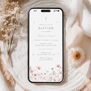 Digitale Taufeinladungsvorlage, elektronische Wildblumen-Taufeinladung, bearbeitbare rosa Taufeinladung, Smartphone-Taufeinladung