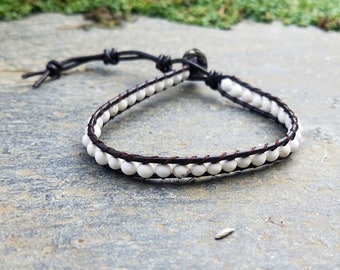 Bracelet / bracelet à enveloppe unique en perles blanches d’albâtre, enveloppement en cuir d’agate - bracelet blanc, bracelet océan, bracelet coquillage, bijoux coquillages