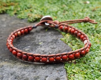 Pulsera de envoltura única con cuentas de jaspe rojo / envoltura de cuero de tobillera, envoltura de cuero del chakra raíz, envoltura del zodíaco - para fuerza y determinación