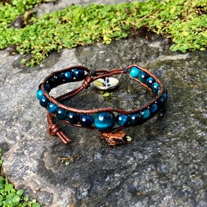 Pierre bleue de guerrier d'oeil de tigre, bracelet simple de tour de perles de chakra/tour de cheville en cuir - pour la protection et la détermination