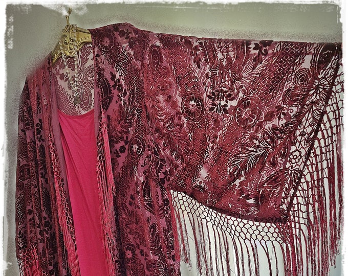 GLAMOROUS LONG Burnout Velvet Kimono Duster - Extra Wide Sleeves, Festival Outwear Robe, Silky Fringe Hippie-Chic Coat [KJ2639]