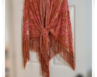 Bufanda tipo chal XL HIPPIE CHIC color rosa coral con flecos dorados, capa de fiesta estilo gitano chic con efecto desgastado, chal hippie para festivales [SH2685]