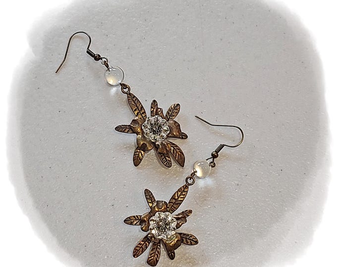 VINTAGE SETTINGS Dangle-Drop Bohemian Flower Earrings - Decorative Floral Brass, Rosary Glass Beads, Handmade Dangle Drop EarArt
