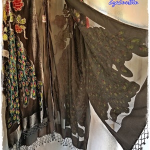Puede incluir: Kimono marr&oacute;n oscuro con dise&ntilde;o de plumas de pavo real. Presenta una textura aterciopelada en la parte delantera y mangas de tejido transparente. Los bordes est&aacute;n adornados con flecos de cuentas. El texto "ZzaZuBlu" es visible.