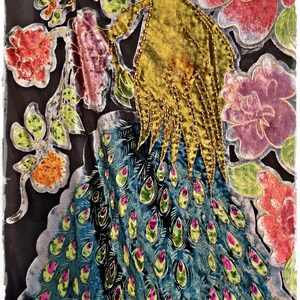 Puede incluir: Textil decorativo con dise&ntilde;o de pavo real. El cuerpo del pavo real es turquesa con detalles de plumas verdes y rosas. La cabeza y la parte superior del cuerpo son doradas, con detalles de cuentas. Elementos florales en rojo, rosa y verde rodean al pavo real.