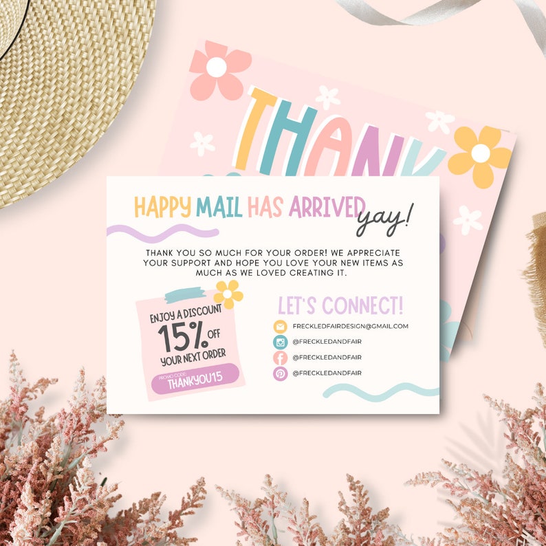Może przedstawiać: R&oacute;żowa i niebieska kartka z podziękowaniem z kolorowym napisem &bdquo;Dziękuję&rdquo; i kwiatami. Na kartce widnieje napis &bdquo;Happy Mail Has Arrived yay!&rdquo; oraz kod rabatowy na 15% zniżki na następne zam&oacute;wienie. Na kartce znajdują się r&oacute;wnież dane kontaktowe sklepu, w tym adres e-mail i profile w mediach społecznościowych.