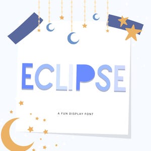 Può includere: Una grafica digitale che mostra la parola ECLIPSE in un carattere sans-serif azzurro. Il design è decorato con catene dorate pendenti, stelle gialle e lune crescenti blu, con il testo A FUN DISPLAY FONT centrato al di sotto.