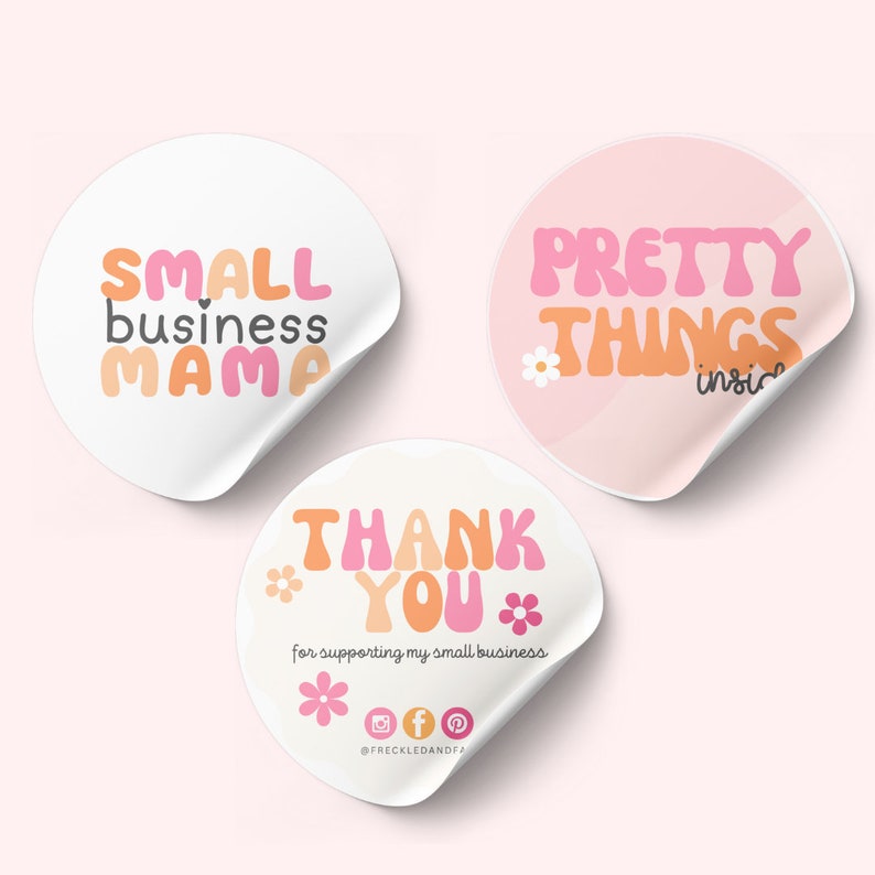 Puede incluir: Tres pegatinas redondas con texto rosa y naranja sobre fondo blanco. La primera pegatina dice "SMALL business MAMA". La segunda pegatina dice "PRETTY THINGS inside". La tercera pegatina dice "THANK YOU" con el texto "for supporting my small business" debajo. La pegatina tambi&eacute;n incluye iconos de redes sociales y el texto "@FRECKLEDANDF*"
