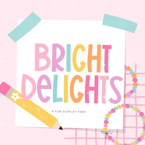 以下が含まれることがあります： 「BRIGHT DELIGHTS」の文字が大きく、遊び心のあるフォントで書かれたカラフルなグラフィック。左下には、ピンクの消しゴムと花の模様が付いた黄色の鉛筆があります。「A FUN DISPLAY FONT」の文字がメインテキストの下にあります。