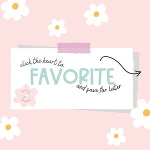 Puede incluir: Una nota blanca con una cinta washi rosa en la parte superior. La nota dice "click the heart to FAVORITE and save for later". La nota est&aacute; rodeada de margaritas blancas con centros amarillos sobre un fondo rosa.