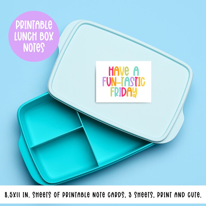 Op de afbeelding: Een blauwe lunchbox met een verdeeld interieur en een wit deksel. Het deksel heeft een kleurrijke notitiekaart met de tekst "Have a Fun-Tastic Friday". De notitiekaart is 8,5 x 11 inch en is printbaar.