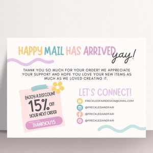 Może przedstawiać: R&oacute;żowa i niebieska karta z tekstem "HAPPY MAIL HAS ARRIVED Yay!" i ofertą zniżki 15% na następne zam&oacute;wienie z kodem promocyjnym "THANKYOU15". Karta zawiera r&oacute;wnież dane kontaktowe sprzedającego, w tym jego adres e-mail i profile w mediach społecznościowych.