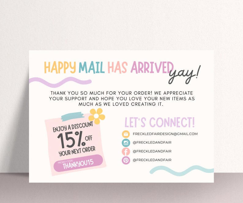 Może przedstawiać: R&oacute;żowa i niebieska karta z tekstem "HAPPY MAIL HAS ARRIVED Yay!" i ofertą zniżki 15% na następne zam&oacute;wienie z kodem promocyjnym "THANKYOU15". Karta zawiera r&oacute;wnież dane kontaktowe sprzedającego, w tym jego adres e-mail i profile w mediach społecznościowych.