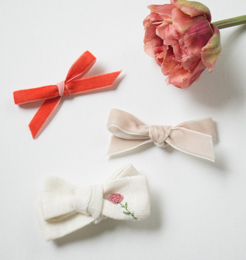 Personalized Bow Alligator clip or nylon band Embroidered Bow Baby Bow April Birth Flower Bow Daisy bow Linen Schoolgirl Bow