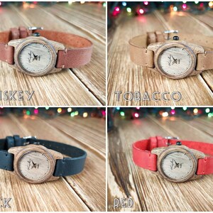 Könnte beinhalten: Vier Holzuhren mit verschiedenen Lederarmbändern. Die Armbänder sind in den Farben Whiskey, Tabak, Schwarz und Rot. Die Uhren haben ein Holzgesicht und silberne Zeiger.