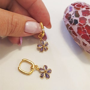 Mittelgoldene Creolen mit Zirkon, Ohrringe mit lila Blumenanhängern, Goldohrringe, Damenohrringe, Geschenk