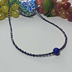 Collar fino de lapislázuli y hematita, choker de cuentas, collar gris oscuro con la cuenta de lapislázuli, collar minimalista de piedra azul