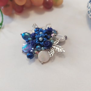 Blue white beaded brooch, dark blue pin, brooch with flowers, flower pin, bouquet brooch, gift for mom, anniversary gift, jacket pin