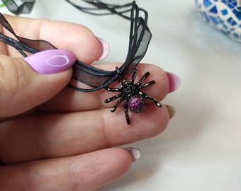 Colgante de araña negra con circonitas, colgante con circonita, collar de araña,  collar negro, collar morado, colgante araña halloween