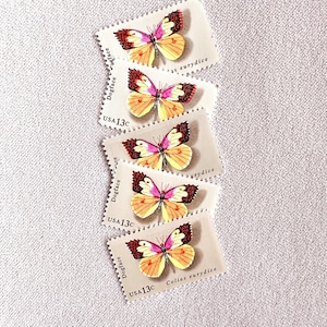 Cinque francobolli vintage inutilizzati da 13 centesimi con farfalla gialla e rosa Dogface
