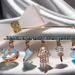 Spilla per passeggino Hamsa in cristallo con fiocco e 5 ciondoli, realizzata a mano, placcata in oro 18k, spilla, regalo ideale per neonati e baby shower, regalo perfetto