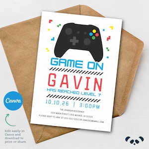 Könnte beinhalten: Eine weiße Einladungskarte mit einer schwarzen Gamecontroller-Grafik und den Worten "GAME ON GAVIN". Die Karte enthält Datum, Uhrzeit und Ort der Veranstaltung. Die Einladung befindet sich in einem braunen Umschlag.