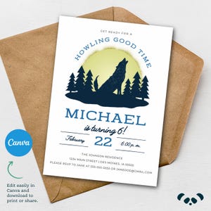Puede incluir: Una invitación de cumpleaños con una silueta de lobo aullando contra un sol amarillo y árboles azul oscuro. El texto dice "Howling Good Time" y "¡Michael cumple 6 años!" con detalles de fecha y hora. La invitación está en papel blanco dentro de un sobre marrón.