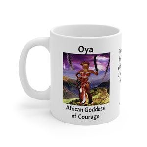 Può includere: Tazza in ceramica bianca con un'illustrazione colorata di Oya, la Dea Africana del Coraggio. Il testo "Oya" e "Dea Africana del Coraggio" è stampato sulla tazza.