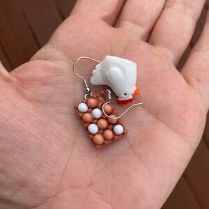 Mismatched Chicken and Eggs Farmer Unique Novelty Dangle Earrings bild 3